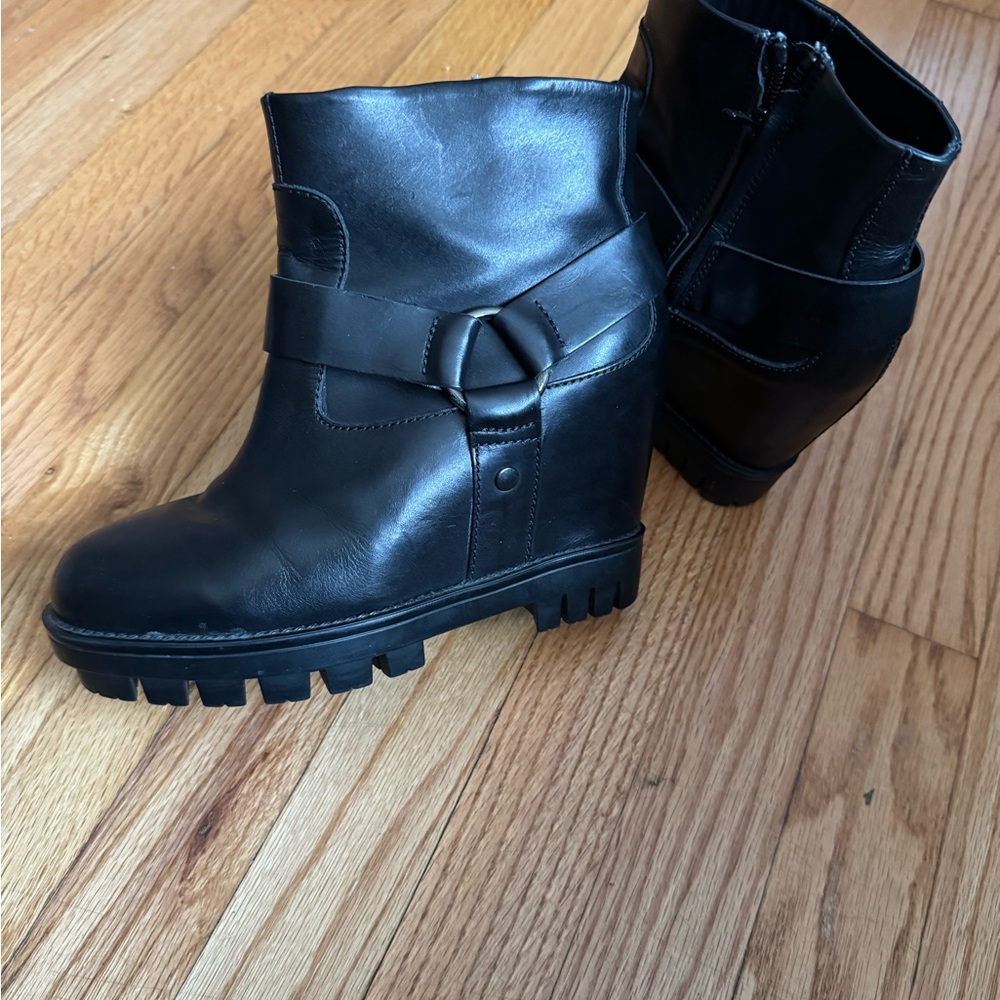 HOGAN REB women’s  Black Leather Ankle  Boot Size-7 (37) Excellent Condition!